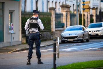 policier français en surveillance