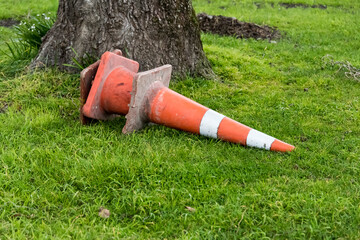 投げ捨てられた工事用の表示ポッド