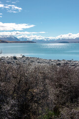 青い氷河の水を満たす湖