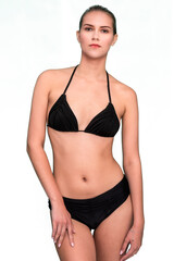 Fototapeta premium Piękna seksowna kobieta w bikini w studiu na białym tle.