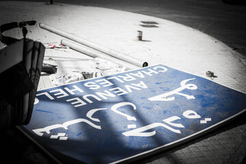 Obraz premium a sign on the ground destroyed from the explosion of the 4th of august 2020 Beirut port distrution