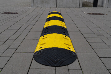 Fahrbahnschwelle / Bodenschwelle in Gelb / Schwarz