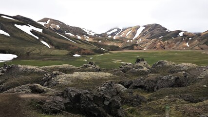 Im Hochland von Island - Im Gebiet von Landmannalaugar , was durch seine Farbigkeit  für Wanderer besonders attraktiv ist.-  Wanderung zum Berg Brennisteinsalda