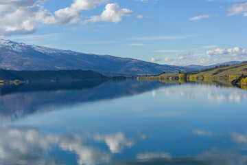 Fototapeta na wymiar のどかな湖岸の風景