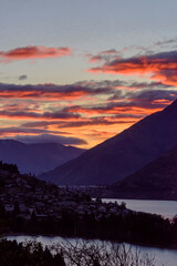 リマイカブル山脈とワカティプ湖の朝焼け