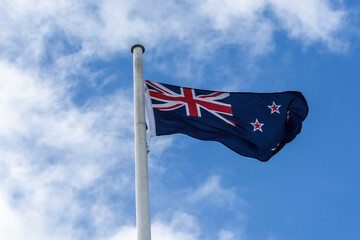 風にたなびくニュージーランド国旗