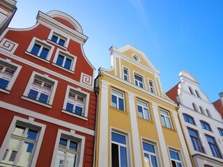 Obraz premium Bunte Giebel und Gassen in der historischen Altstadt der Hansestadt Stralsund, Deutschland