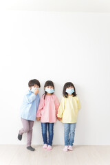 Fototapeta premium マスクをつけて手を繋ぐ幼稚園児