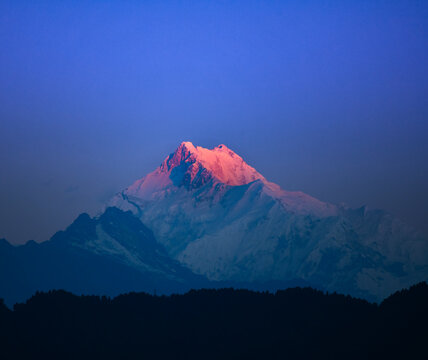 Morning light on Kanchendzonga