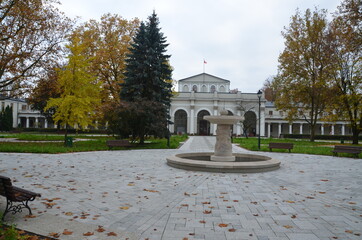 Busko Zdrój , puste ulice ,covid 19 Busko Zdrój , jesień 2020 Busko Zdrój , Busko Zdrój bez ludzi , bez ludności ulice , Busko Zdrój bez kuracjuszy , puste Park Zdrojowy w Busku Zdroju , Park w Busku © Szymon