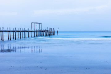 Obraz premium View of a wooden pier on the sea