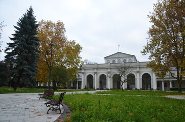 Busko Zdrój , puste ulice ,covid 19 Busko Zdrój , jesień 2020 Busko Zdrój , Busko Zdrój bez ludzi , bez ludności ulice , Busko Zdrój bez kuracjuszy , puste Park Zdrojowy w Busku Zdroju , Park w Busku © Szymon