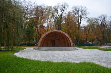 Busko Zdrój , puste ulice ,covid 19 Busko Zdrój , jesień 2020 Busko Zdrój , Busko Zdrój bez ludzi , bez ludności ulice , Busko Zdrój bez kuracjuszy , puste Park Zdrojowy w Busku Zdroju , Park w Busku © Szymon