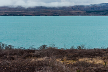 青い水を湛えた氷河湖
