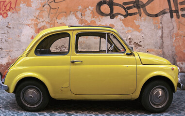 YELLOW FIAT 500 IN ROMA STREET