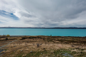 青い水を湛えた氷河湖