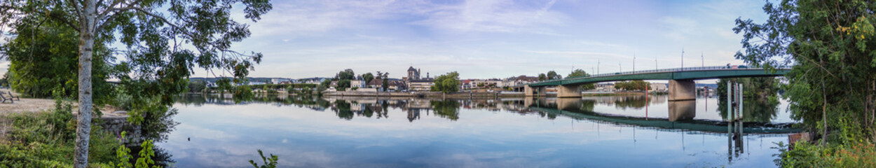 Fototapeta na wymiar Panorama d'une ville au bord d'un fleuve, Vernon Normandie