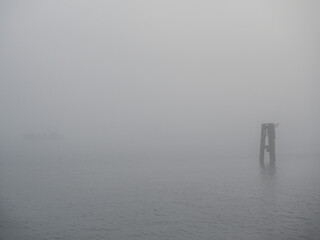 Stille eines Nebelmorges am Alten Strom in Warnemünde