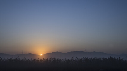 가을 아침 산위로 떠오르는 태양