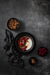 bol de granola maison avec yaourt et framboises