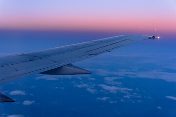Fototapeta na wymiar 日没後ほのかな紫色の上空を飛ぶ