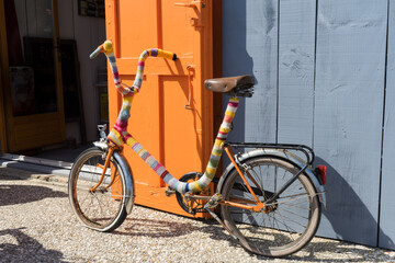 Fototapeta na wymiar Vélo ancien rénové et décoré avec de la laine