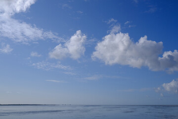 Obraz premium Wolken über dem Wattenmeer bei Ebbe