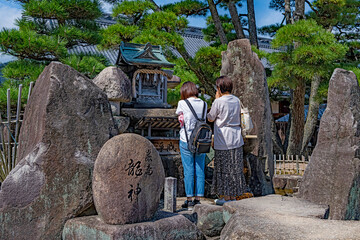 安芸の宮島 厳島龍神に祈る母娘