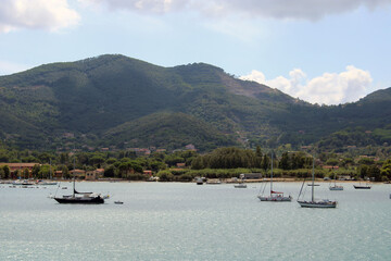 Fototapeta na wymiar Costa di Portoferraio isola d'Elba con barche ormeggiate