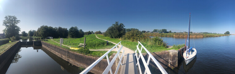 Fototapeta premium Canal lock around Nijetrijne