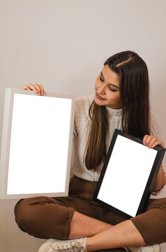 Mujer Con Cuadros Para Fotografías De Diferentes Tamaños Con Fondos Blancos 