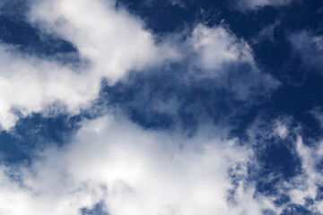 Fototapeta na wymiar background of blue sky and white clouds