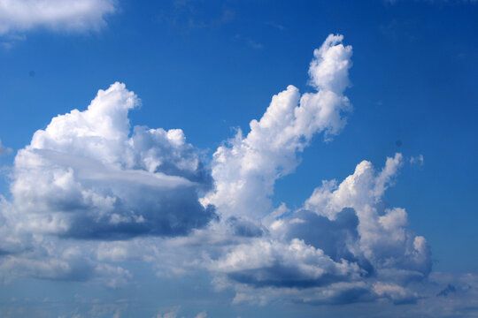 Nuvola Cumulus congestus e forma astratta