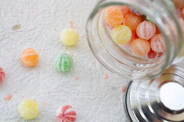 ガラス瓶に入った和風の飴玉