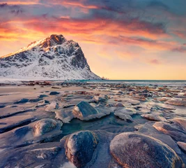 Bunte Frühlingsansicht von Haukland Beach, Vastvagoy. Tolle Morgenszene der Insel Lofoten, Norwegen, Europa. Fabelhafte Meereslandschaft des norwegischen Meeres. Schönheit des Naturkonzepthintergrundes. © Andrew Mayovskyy