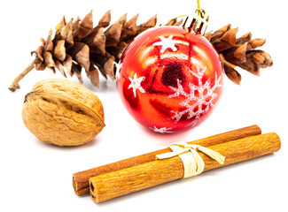 Christbaumkugel mit Zimtstange und Walnuss isoliert