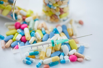  Assortiment de pillules sur fond Blanc