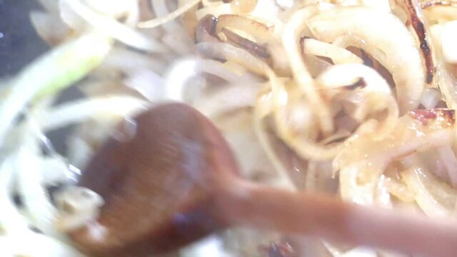 oignons &eacute;minc&eacute;s cuisant dans une po&ecirc;le
