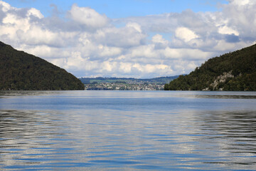 Fototapeta na wymiar The mountains surround the lake