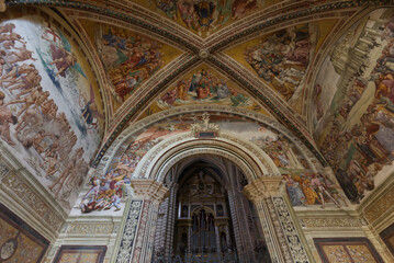 Fototapeta na wymiar Interior of the cathedral of Orvieto