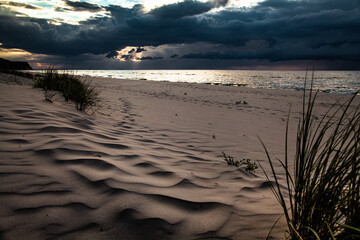 Plaża nad Morzem Bałtyckim przed burzą, Wisełka, Polska - obrazy, fototapety, plakaty