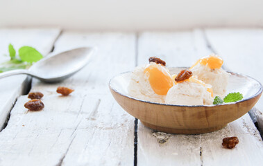 Portion Speiseeis Kugeleis Malaga Rosinen 