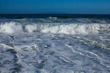 荒れる太平洋の海
