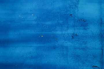 Niebieska ściana z łuszczącą się farbą