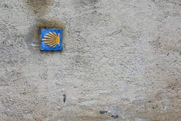 Santiago's way sign on a grey concrete wall