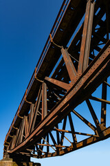 Brücke Fachwerk Stahlkonstruktion Fischbauchträgerbrücke Lennetal Plettenberg Kurve Fluss Herbst Konstruktion Rost Korrosion PerspektiveDenkmal Attraktion Nieten Sauerland Deutschland Tal