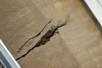 土手の盛り土のひび割れ