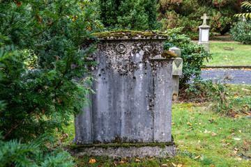 alter verwitterter Grabstein