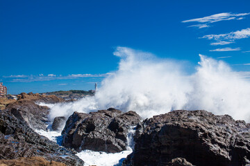 岩礁に打ち付ける波