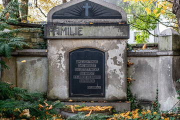 Familiengrab großer Stein mit einem schönen Spruch